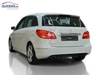 Skats no kreisās puses aizmugurē