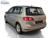 Skats no kreisās puses aizmugurē