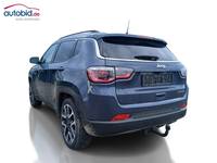 Vue de l’arrière gauche