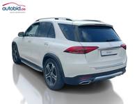 Skats no kreisās puses aizmugurē