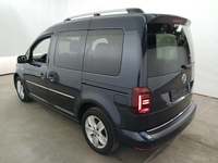 Skats no kreisās puses aizmugurē