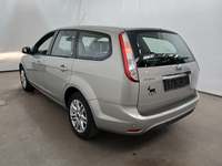 Skats no kreisās puses aizmugurē