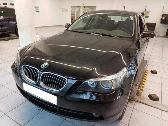 Skats no kreisās puses priekšā