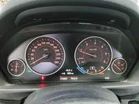 Pohľad na združený prístroj na palubnej doske