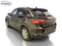 Skats no kreisās puses aizmugurē