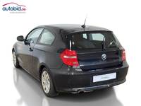 Skats no kreisās puses aizmugurē