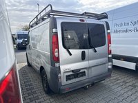 Skats no kreisās puses aizmugurē