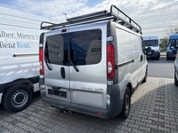 Skats no labās puses aizmugurē