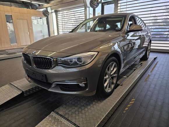 Pogled od napred levo