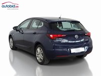 Skats no kreisās puses aizmugurē