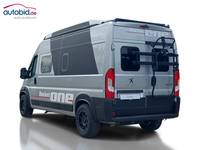 Skats no kreisās puses aizmugurē