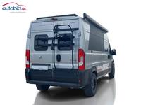 Skats no labās puses aizmugurē