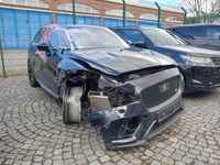 Pogled sprijeda desno