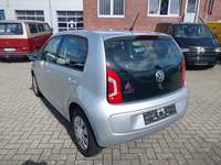 Skats no kreisās puses aizmugurē