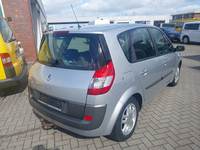 Skats no labās puses aizmugurē