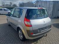 Skats no kreisās puses aizmugurē