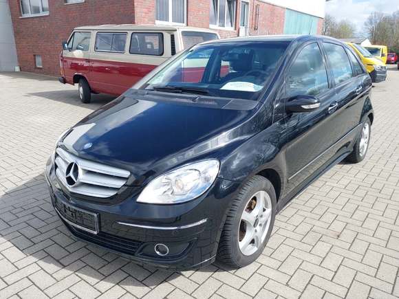 Skats no kreisās puses priekšā