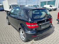 Skats no kreisās puses aizmugurē