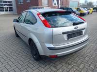 Skats no kreisās puses aizmugurē