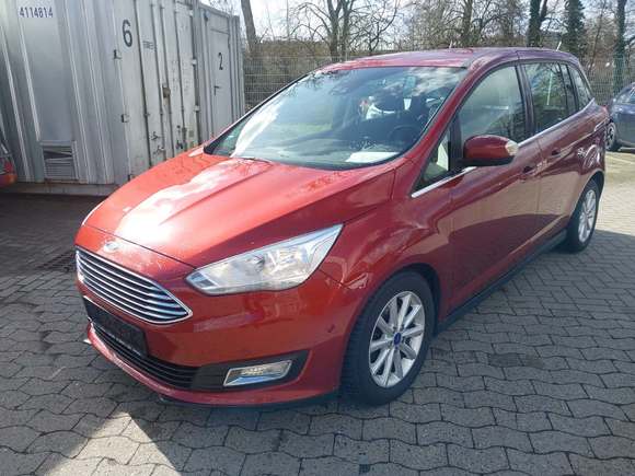 Skats no kreisās puses priekšā