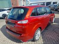 Skats no labās puses aizmugurē