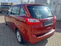 Skats no kreisās puses aizmugurē