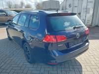 Skats no kreisās puses aizmugurē