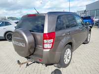 Skats no labās puses aizmugurē