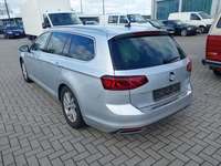 Skats no kreisās puses aizmugurē