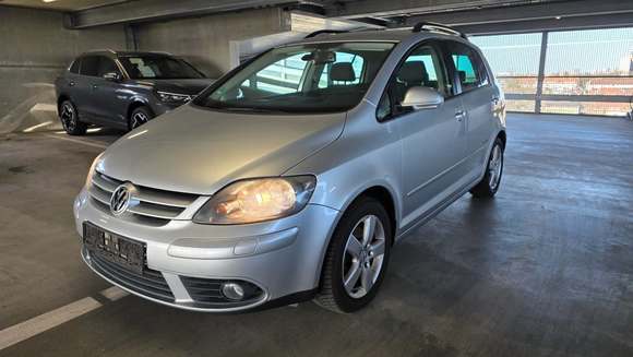 Skats no kreisās puses priekšā