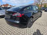 Skats no labās puses aizmugurē