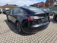 Skats no kreisās puses aizmugurē