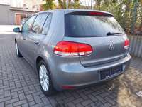 Skats no kreisās puses aizmugurē