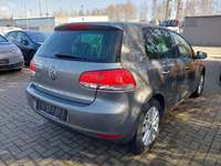 Skats no labās puses aizmugurē