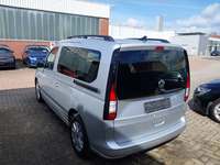 Skats no kreisās puses aizmugurē