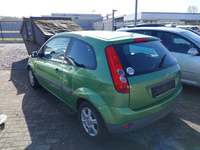 Skats no kreisās puses aizmugurē