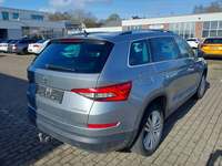 Skats no labās puses aizmugurē