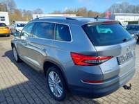 Skats no kreisās puses aizmugurē