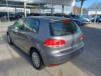 Skats no kreisās puses aizmugurē