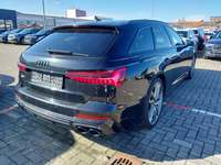 Skats no labās puses aizmugurē