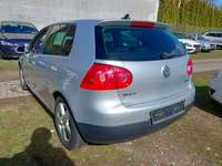 Skats no kreisās puses aizmugurē