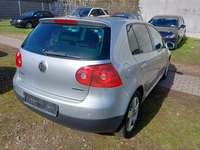 Skats no labās puses aizmugurē