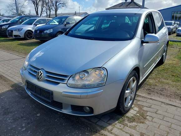 Skats no kreisās puses priekšā