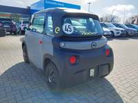 Skats no kreisās puses aizmugurē