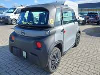 Skats no labās puses aizmugurē