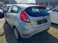 Skats no kreisās puses aizmugurē