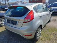 Skats no labās puses aizmugurē