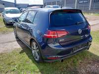 Skats no kreisās puses aizmugurē