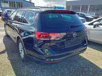 Skats no kreisās puses aizmugurē