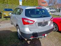 Skats no kreisās puses aizmugurē